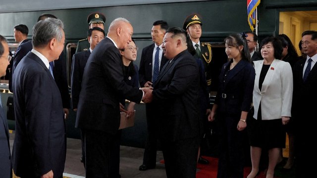 Pristatymas pasauliui – su tikslu: Kim Jong Unas įtvirtino naują dukters statusą