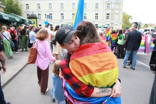 Vilniuje tos pačios lyties porai įteiktas partnerystę patvirtinantis pažymėjimas