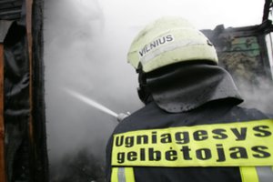 Šalia sostinės – dar vienas gaisras: degė bendrovės „Vilniaus paukštynas“ pastatas