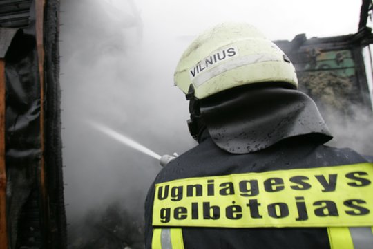 Šalia sostinės – dar vienas gaisras: degė bendrovės „Vilniaus paukštynas“ pastatas