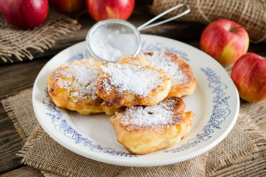 Avižiniai blyneliai iš šviežių obuolių: gardus ir nesudėtingas receptas tiks ir pusryčiams, ir vakarienei