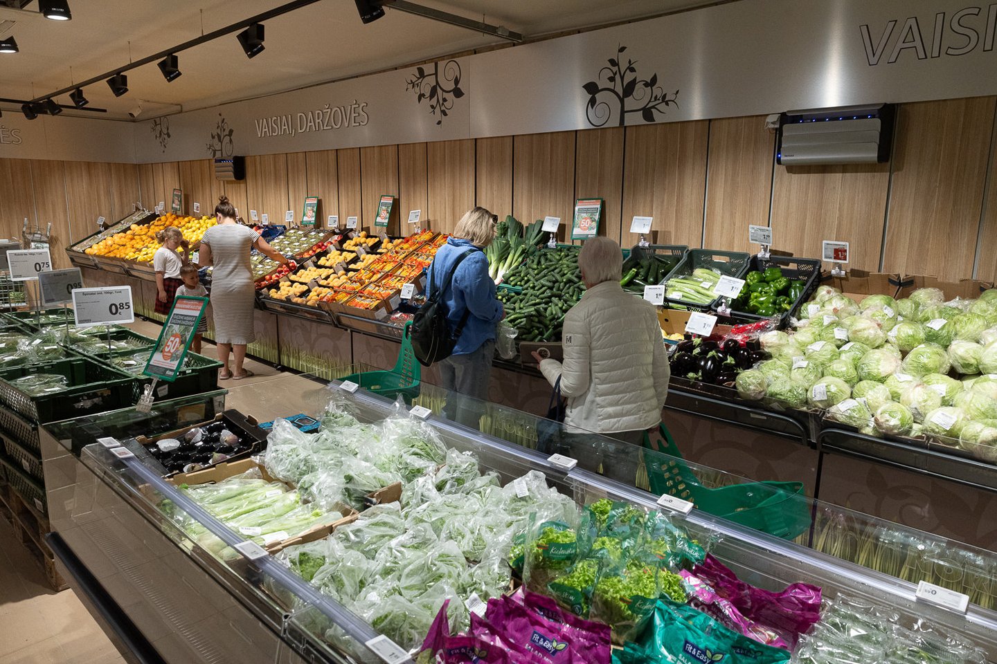 Atnaujinant parduotuvę buvo sumontuotos modernios, taupios apšvietimo bei vėdinimo sistemos.