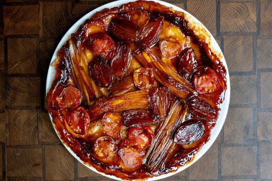 Dėl šio apversto pyrago su svogūnais visi pametė galvas: tobulas tiek vienas, tiek kaip garnyras prie mėsos