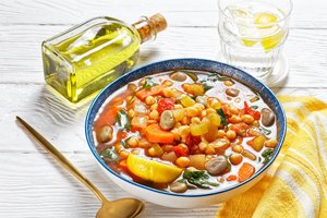 Kai norisi greitai, sočiai ir skaniai pavalgyti – pupelių troškinys su netikėtu ingredientu