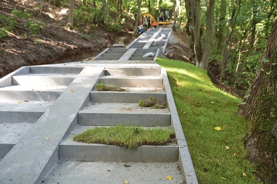 Kauniečius nustebino prie laiptų pakloti žolės rulonai: savivaldybė paaiškino, kodėl pasirinktas toks būdas