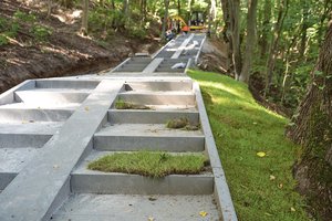 Kauniečius nustebino prie laiptų pakloti žolės rulonai: savivaldybė paaiškino, kodėl pasirinktas toks būdas