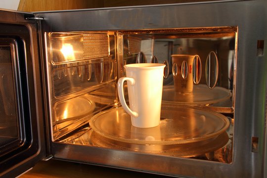 Į mikrobangų krosnelę – ne tik maistą: 6 netikėti triukai, kurie pravers ne tik virtuvėje