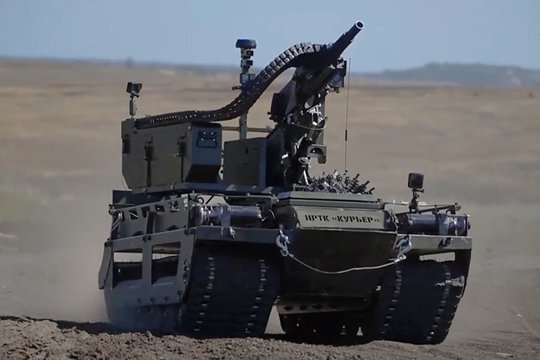 Rusai skelbia, kad prie jų kariuomenės jungiasi robotas kulkosvaidininkas