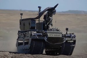 Rusai skelbia, kad prie jų kariuomenės jungiasi robotas kulkosvaidininkas