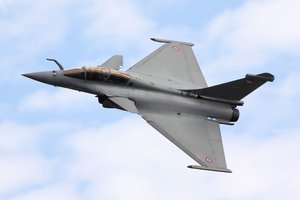 Prancūzija į Lenkiją siunčia „Rafale“ naikintuvus