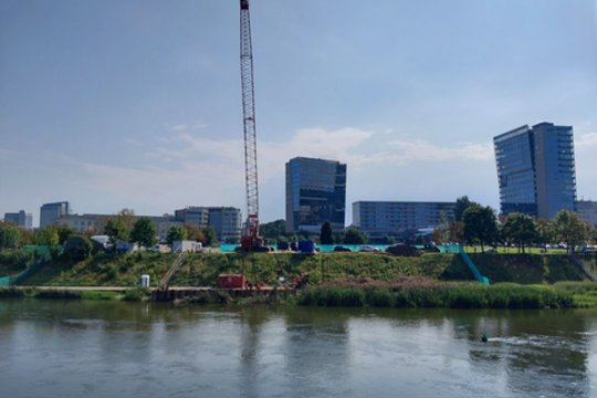 Vilniaus centre jau bruzda statybininkai: virš Neries ties ilgai lauktą tiltą