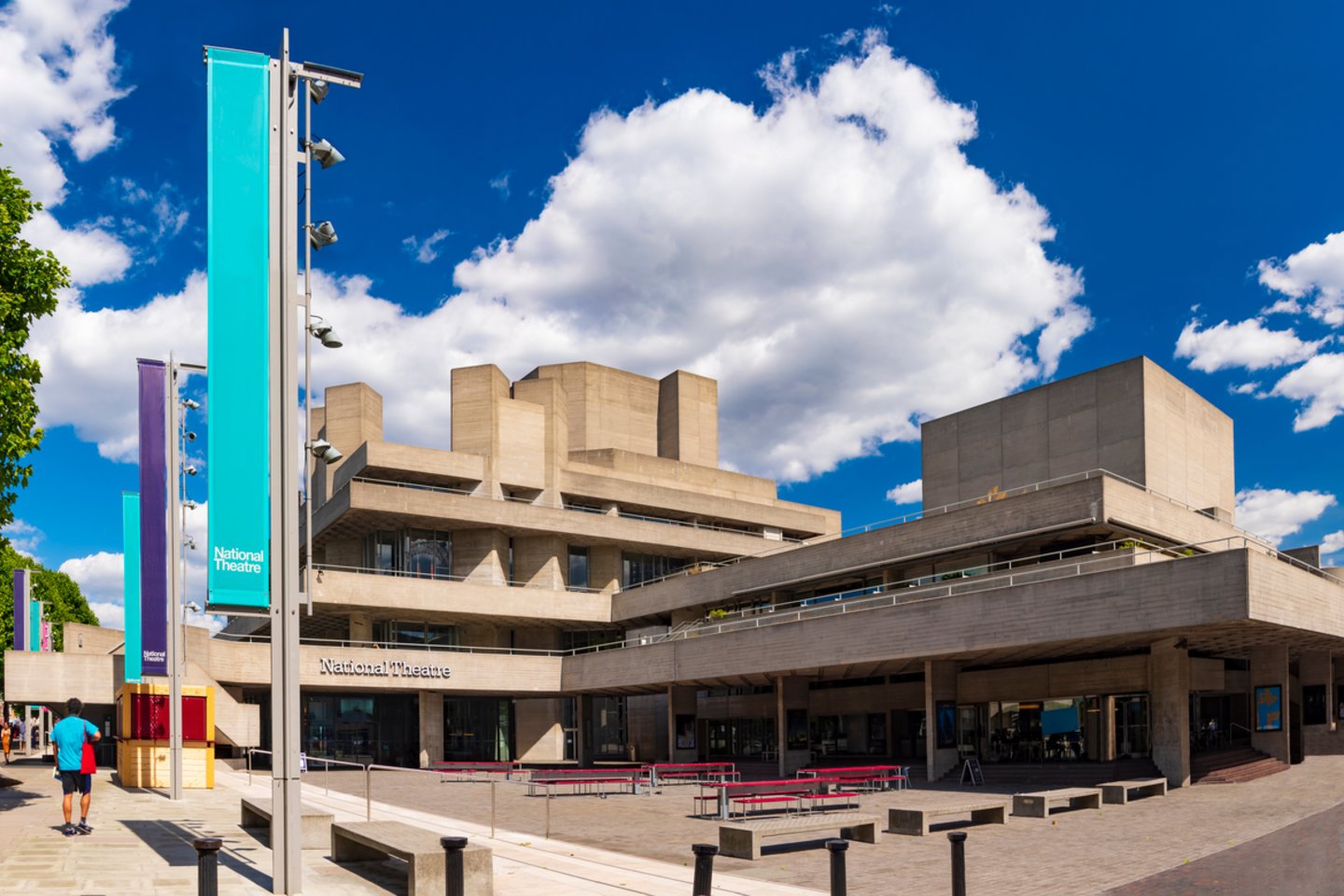 Kasdien pro Temzės pakrantę praeinantys londoniečiai net neįtaria, kad aukštai virš jų, ant Nacionalinio teatro stogo, klesti žydintis sodas.<br>123 rf nuotr.