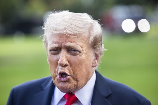 Karas Ukrainoje. „Bloomberg“ skelbia, kokias sankcijas Rusijai siūlys pratrūkęs D. Trumpas