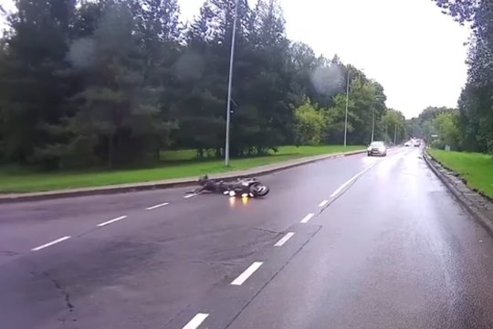 Vilniuje nufilmuota, kaip nugriuvęs motociklininkas čiuožė asfaltu – tokiais atvejais padėti gali tik vienas dalykas