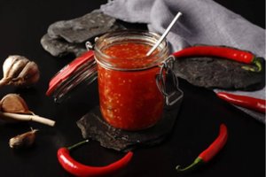 Naminis „Sweet chilli“ padažas: keli ingredientai, pusvalandis darbo ir į pirktinį nebežiūrėsite