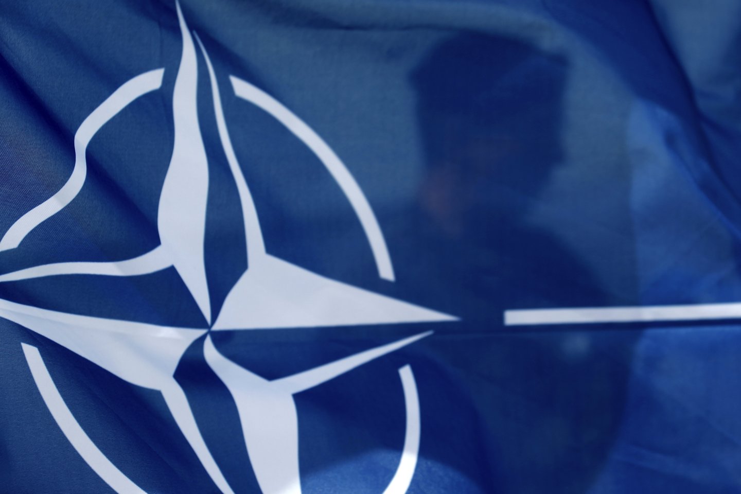 NATO vėliava.