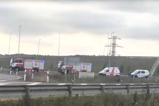 Pakaunėje, greta A1 magistralės, nuo kelio nulėkė automobilis – vairuotoja įpūtė net 3,29 prom.