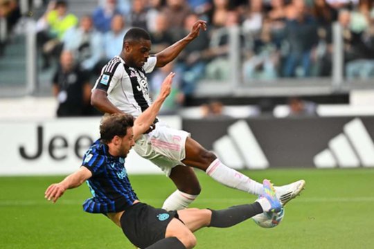 Fantastiškame 7 įvarčių trileryje „Juventus“ per pridėtą laiką parklupdė „Inter“