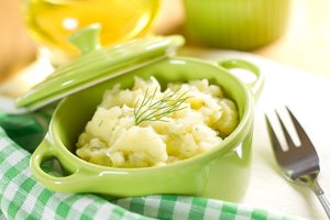 Ką dėti į bulvių košę vietoj pieno, kad ji būtų dar skanesnė ir puresnė