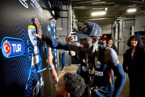 Keiksmai, emocijos ir duoklė šeimai – auksu suspindęs čempionato herojus nusilenkė komandai