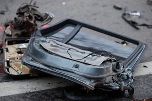 Automobilio avarija Kauno rajone – lūžo medis, iškrito variklis, nukentėjo žmogus