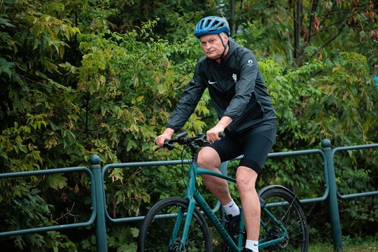 Lietingą pirmadienio rytą G. Nausėda į darbą vyko dviračiu: džiaugiasi per penkerius metus nueitais 45 mlrd. žingsnių