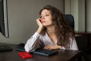 Sugrįžo trumpesnės dienos ir tamsūs rytai: kaip tai veikia mūsų nervų sistemą?