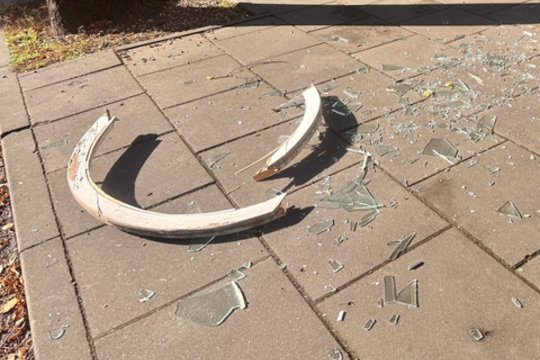 Kauno centre iš aukštai nukrito sutrūnijusi lango arka