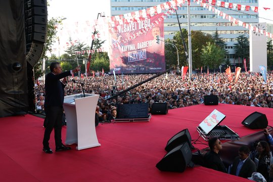 Prieš kovą teisme į protestą Ankaroje susirinko dešimtys tūkstančių žmonių