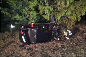 Prie Marijampolės BMW žnektelėjo į griovį ir vertėsi ant stogo: girtas 26 metų lakstūnas puolė mėtyti pėdas