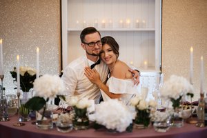 Pora vestuvių nuotraukose pamatė nepažįstamą žmogų – kas jis, paaiškėjo tik po 4 metų