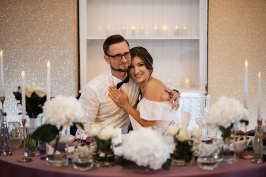 Pora vestuvių nuotraukose pamatė nepažįstamą žmogų – kas jis, paaiškėjo tik po 4 metų