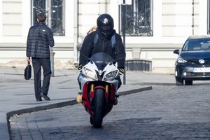 Nori lengvinti sąlygas vairuojantiems motociklus: atleistų nuo vieno egzaminų