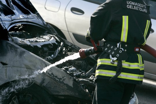 Užsiliepsnojęs automobilis Vilniuje sukėlė didžiules spūstis
