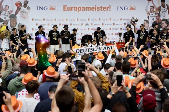 Vokietijos rinktinę po pergalės Europos čempionate pasitiko vos virš tūkstančio žmonių