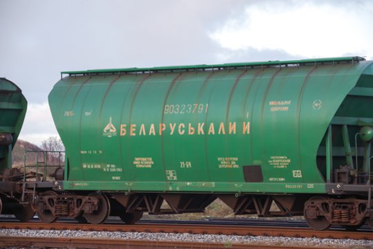 G. Nausėdos patarėjas: Lietuva nesulaukė prašymų atlaisvinti sankcijas baltarusiškoms trąšoms