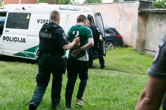 Detektyvas Tryškiuose – mirtinai girtas vyras iš parduotuvės pagrobė butelį degtinės ir pabėgo