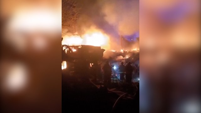 Nerami naktis Zaporižioje: per rusų smūgį žuvo žmogus, kilo dideli gaisrai 