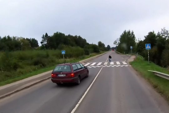 Per plauką nuo nelaimės: užfiksavo, kaip automobiliai kirto ištisinę liniją ir vos nepartrenkė vaiko