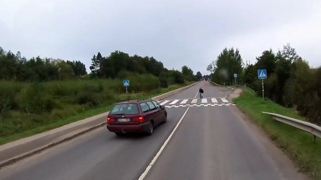 Per plauką nuo nelaimės: užfiksavo, kaip automobiliai kirto ištisinę liniją ir vos nepartrenkė vaiko