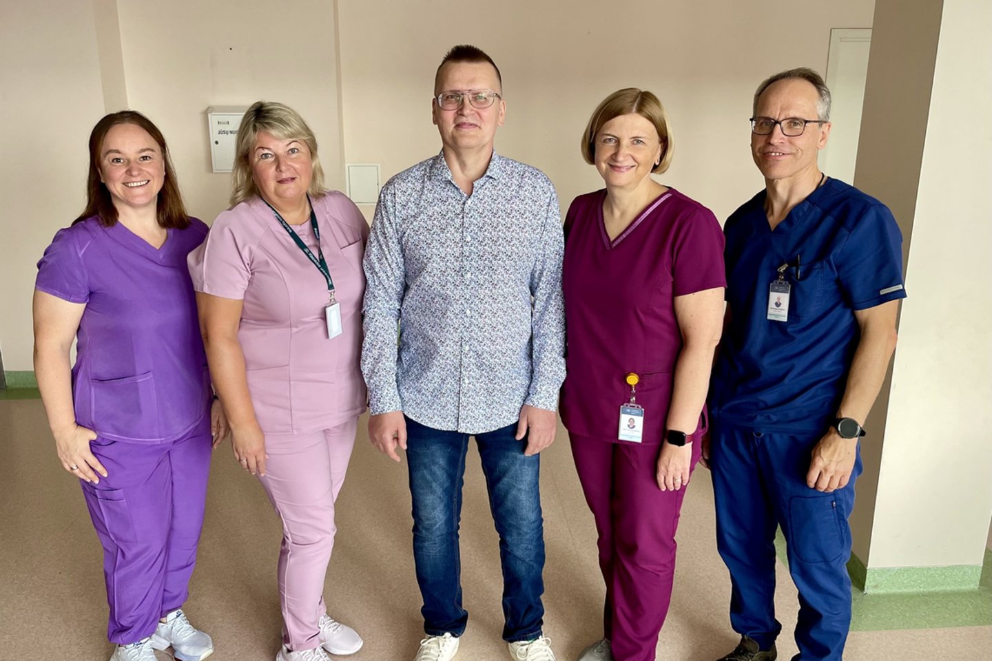 Iretas su Hematologijos skyriaus komanda.<br> Pranešimo žiniasklaidai nuotr.