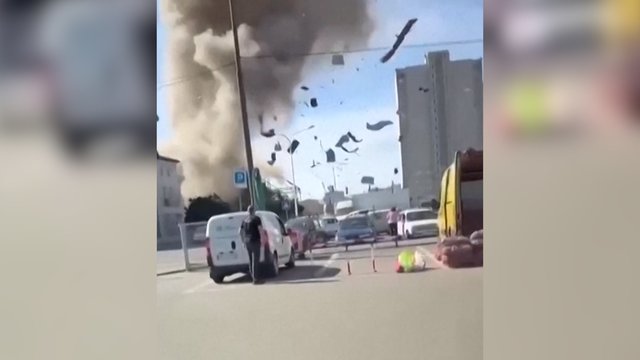 Pamatykite: po rusų drono smūgio į orą išlėkė pastatas Charkive