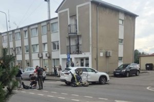 Šilalėje automobilis nepraleido pagrindiniu keliu važiavusio motociklo – pastarojo vairuotojas pateko į ligoninę