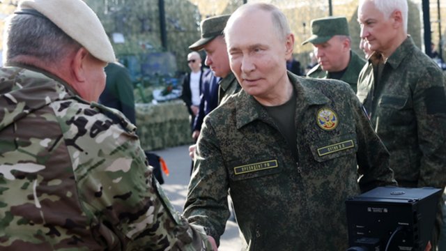 V. Putinas nepraleido „Zapad“ pratybų: pasirodė vilkėdamas karinę uniformą