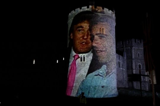 Į JK atvykusiam D. Trumpui – akibrokštas: ant Vindzoro pilies sienų patalpino jo ir J. Epsteino projekciją