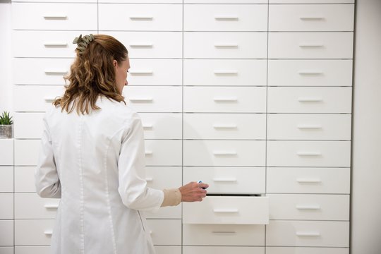 Koronaviruso gydymui skirtas vaistas bus pasiekiamas visose šalies vaistinėse