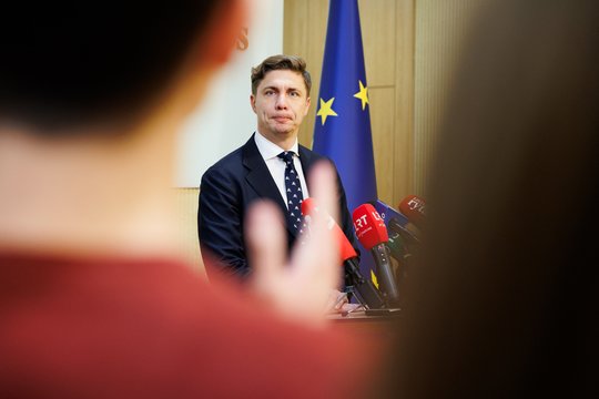 Po G. Nausėdos žodžių – įtūžusio R. Žemaitaičio skambutis M. Sinkevičiui, bet senka ir „socdemų“ kantrybė