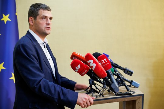 Po G. Nausėdos žodžių – įtūžusio R. Žemaitaičio skambutis M. Sinkevičiui, bet senka ir „socdemų“ kantrybė