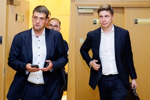 Po G. Nausėdos žodžių – įtūžusio R. Žemaitaičio skambutis M. Sinkevičiui, bet senka ir „socdemų“ kantrybė