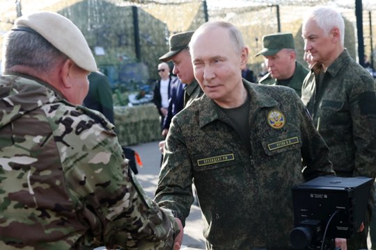 Ką reiškia V. Putino pasirodymas „Zapad“ pratybose ir karinė uniforma: analitikai rodo ir į Baltijos šalis